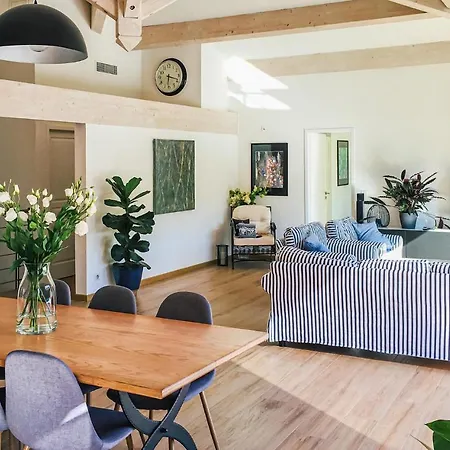 3 Bedroom Gorgeous In Giens Holiday home